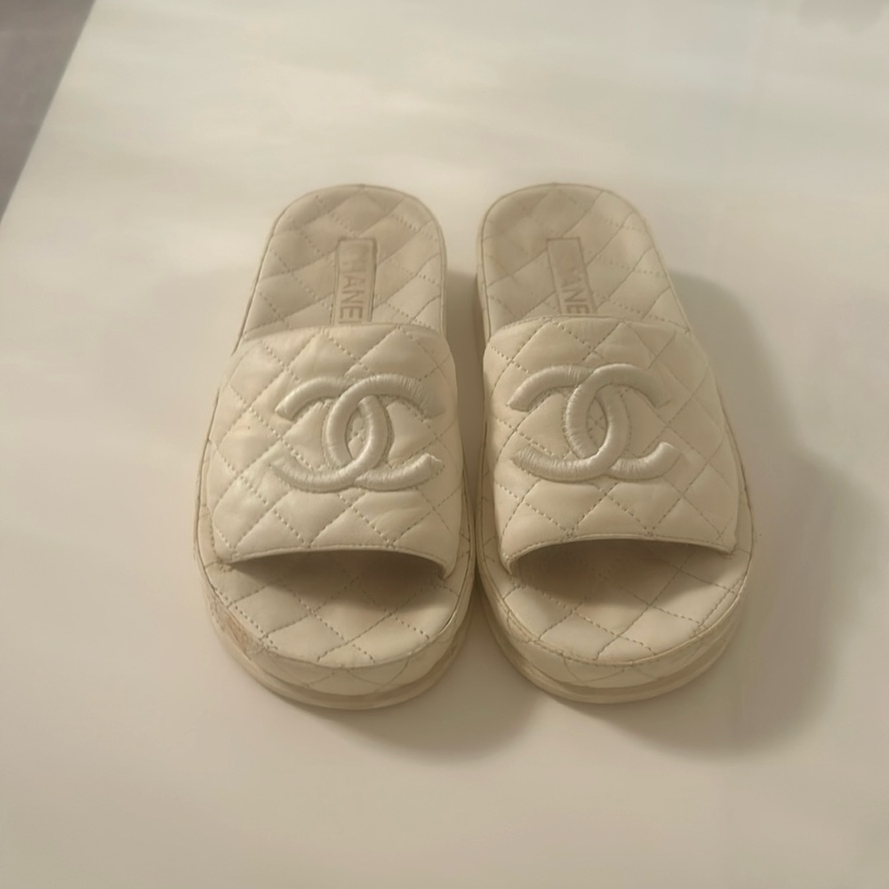 Gorgeously Chanel white quilteded slides perfect withh shorts skirt